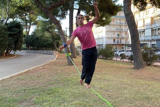 Camminare scalzi e in equilibrio su una sottile "linea" sospesa nel vuoto: � lo Slacklining
